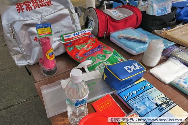 防災グッズの一覧イメージ。防災グッズのセット品の購入だけでなく、チェックリストを活用して自身・家族のライフスタイルにピッタリの備えを心がけましょう