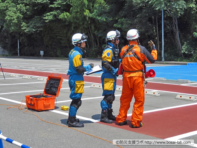 兵庫県警が到着、現場にいる神戸市の消防士と情報共有を進めて救助用の機材の搬送準備。