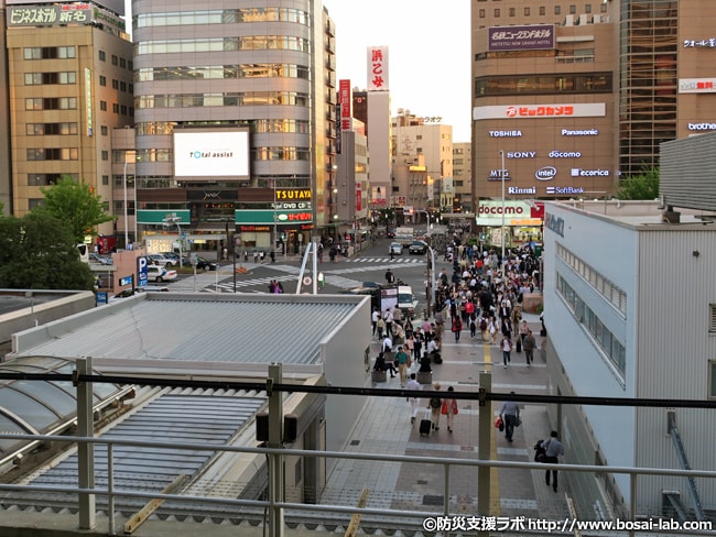 駅前の通勤など一般市民の動き