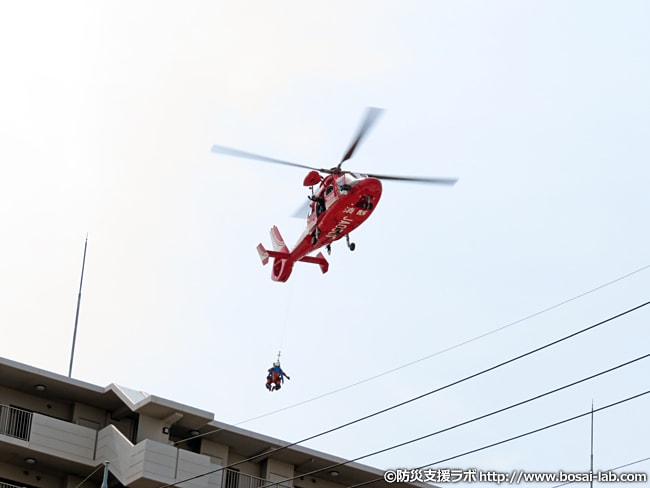 消防ヘリ「おおさか」による救助救出訓練。近くのマンションの屋上を利用し、すぐ近くまで飛来。