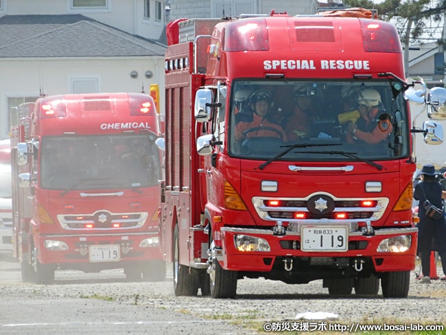 岸和田市消防本部の各車両が訓練会場へ。特別救助隊(レスキュー隊)などを乗せた車輌が土煙をあげつつ侵入。