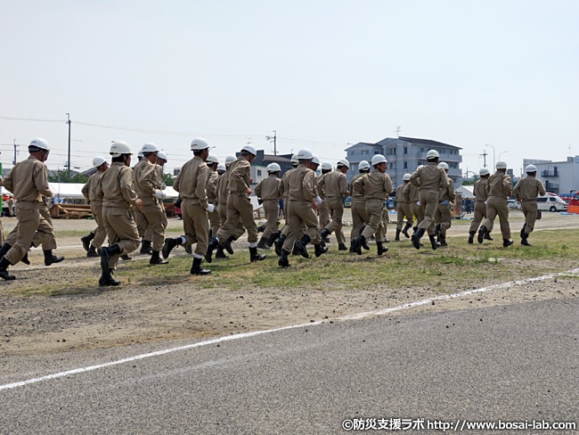 岸和田市の水防団が対応現場まで駆けつける様子。