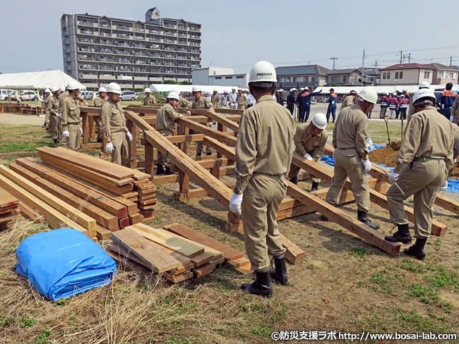 岸和田市の水防団が仮設の橋を構築を開始。基礎的な土台だけは用意されていましたが、他の部分は別の場所から資材を搬入して対応スタート。