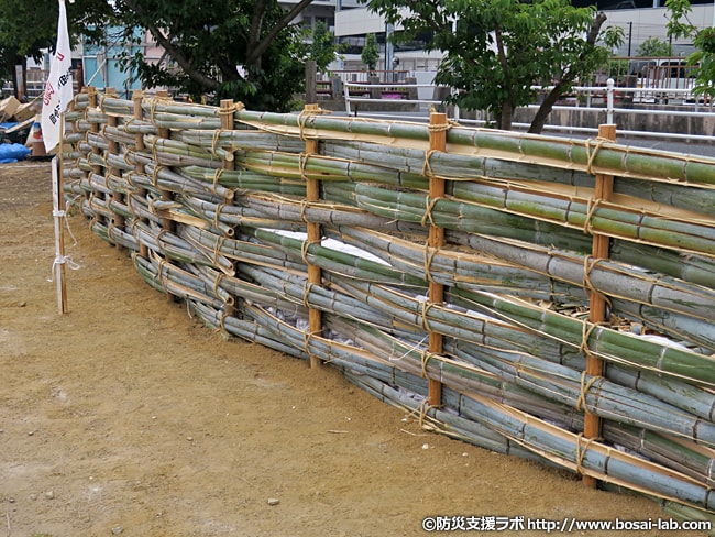岸和田市水防団による竹が編み込まれた築廻し工。堤防の斜面崩れに対応。今回は竹を使いましたが、いつでも竹を用意できる訳ではないので他の部材も用意されているそうです。
