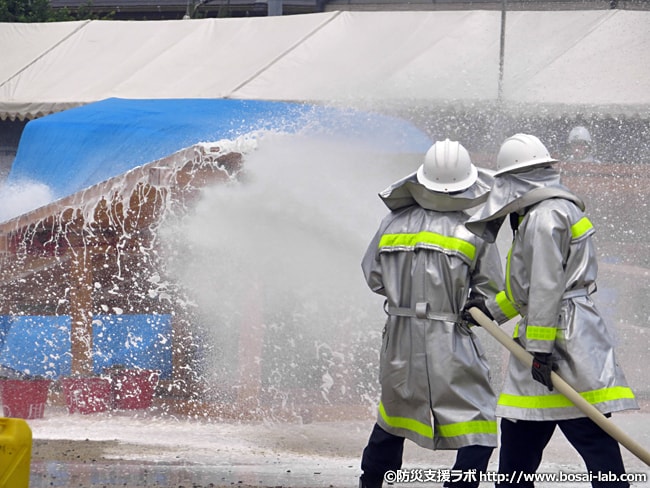 岸和田市消防団による消火活動。防火服を着つつ、泡放水を実施。