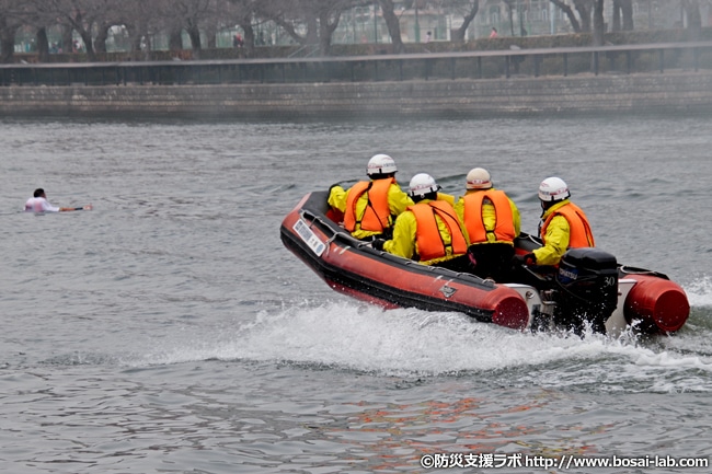 消防艇は2艇用意されており、1艇目は情報収集役として河川を疾走。