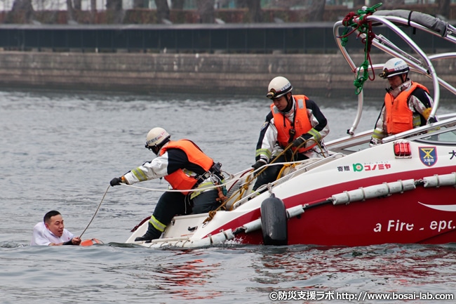 消防艇の2艇目は火災発生の水上バスから慌てて河川へと逃げた乗客2名の救助へ。