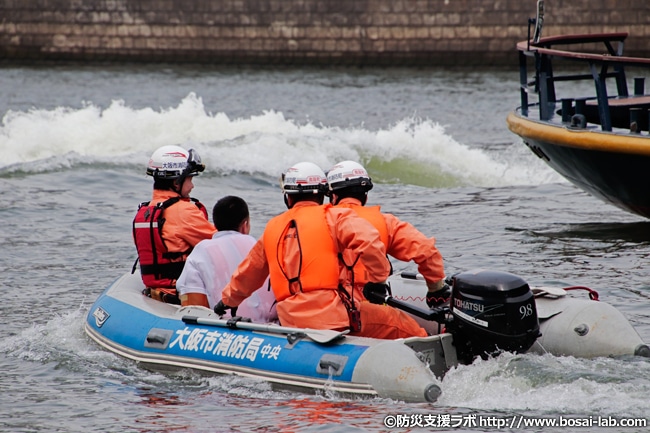2艇目の消防艇が救助に成功し、乗客を艇内へ回収。