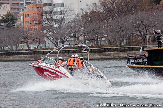水上バス「ひまわり」近辺から離脱する救助艇「ゆめしま2号」。